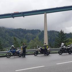 Abschiedspause unter beeindruckenden Europabrücke