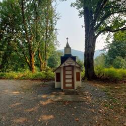 Waldkapelle, die Tür hat ca. 2 Meter.