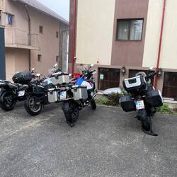 6 weitere Motorräder im Hotel: RO, BG, D, SZ