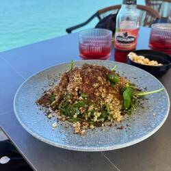 Encore une salade différente : quinoa, boulghour, épinard, poivron, chapelure d'olive