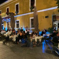 Belebte Innenstadt am Abend