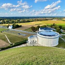Die gesamte Anlage, das Musseum ist links unter der Grünfläche