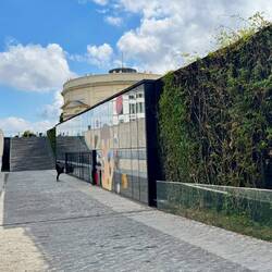 Die Glasfassade ist der Eingang zum Museum