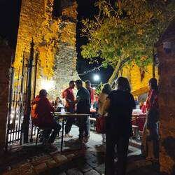 Die einzelnen Bezirke treffen sich auf ein Essen. Wir sind Team Castello