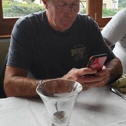 Popol en pleine rédaction du blog....il ne dit plus de bêtises, il les écrit