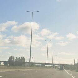 Straßenbeleuchtung auf der gesamten Autobahnrpute in Belgien