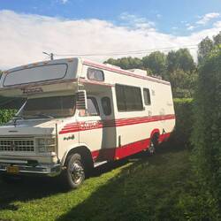 Cooles Oldtimer-Wohnmobil aus England auf dem Campingplatz in Tournai