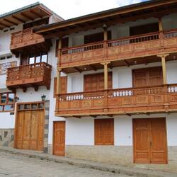 Überall wunderschöne Holzschnitzereien – an Türen, Balkonen und Fassaden 😍🪵