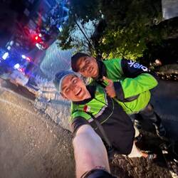 Gestern Abend mit Gojek fahrer ein Foto mit einer Gojek jacke gemacht