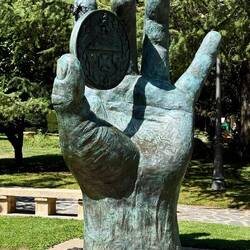 Man beachte die Ameise am Zeigefinger
