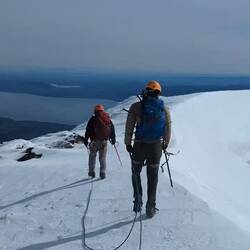 Auf dem Gipfel, man sieht auch kurz ein bisschen Rauch aus dem Krater kommen