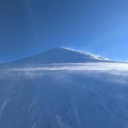 Auf dem Gletscher, man erkennt gut die Windverwehungen