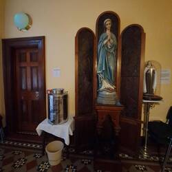 Da hätte ich mir heiliges Wasser für unterwegs zapfen können