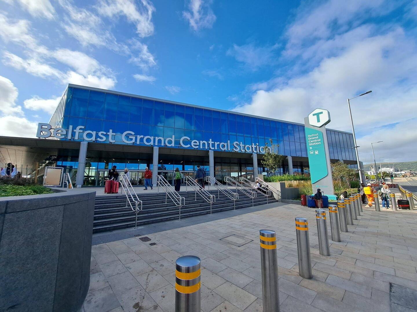 Supermoderner Bahnhof in Belfast mit Terminals für die Busse