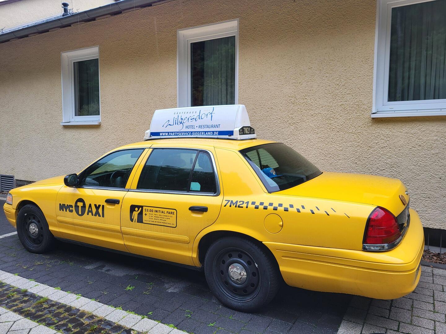 Das Taxi wartet vor dem Hotel auf mich.
