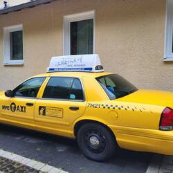 Das Taxi wartet vor dem Hotel auf mich.