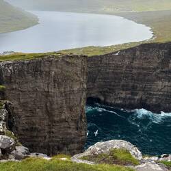 Here you can see the lake above the ocean