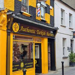 Eine Barber Pole zeigt welchem Handwerk hier nachgegangen wird