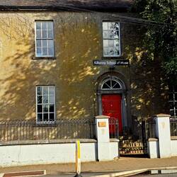 Die städtische Musikschule sieht etwas heruntergekommen aus
