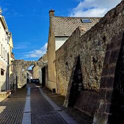 7 Black Freren Gate und Reste der Stadtmauer