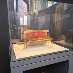 Das rote Buch von Ossory enthält das 1. bekannte Destillationsrezept ....über 700 Jahre alt