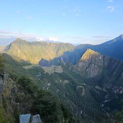 Erstes Sonnenlicht am Huayna Pichu.