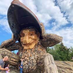 Treffen wieder auf Benny the Bear Künstler, vor drei Wochen gebaut worden.