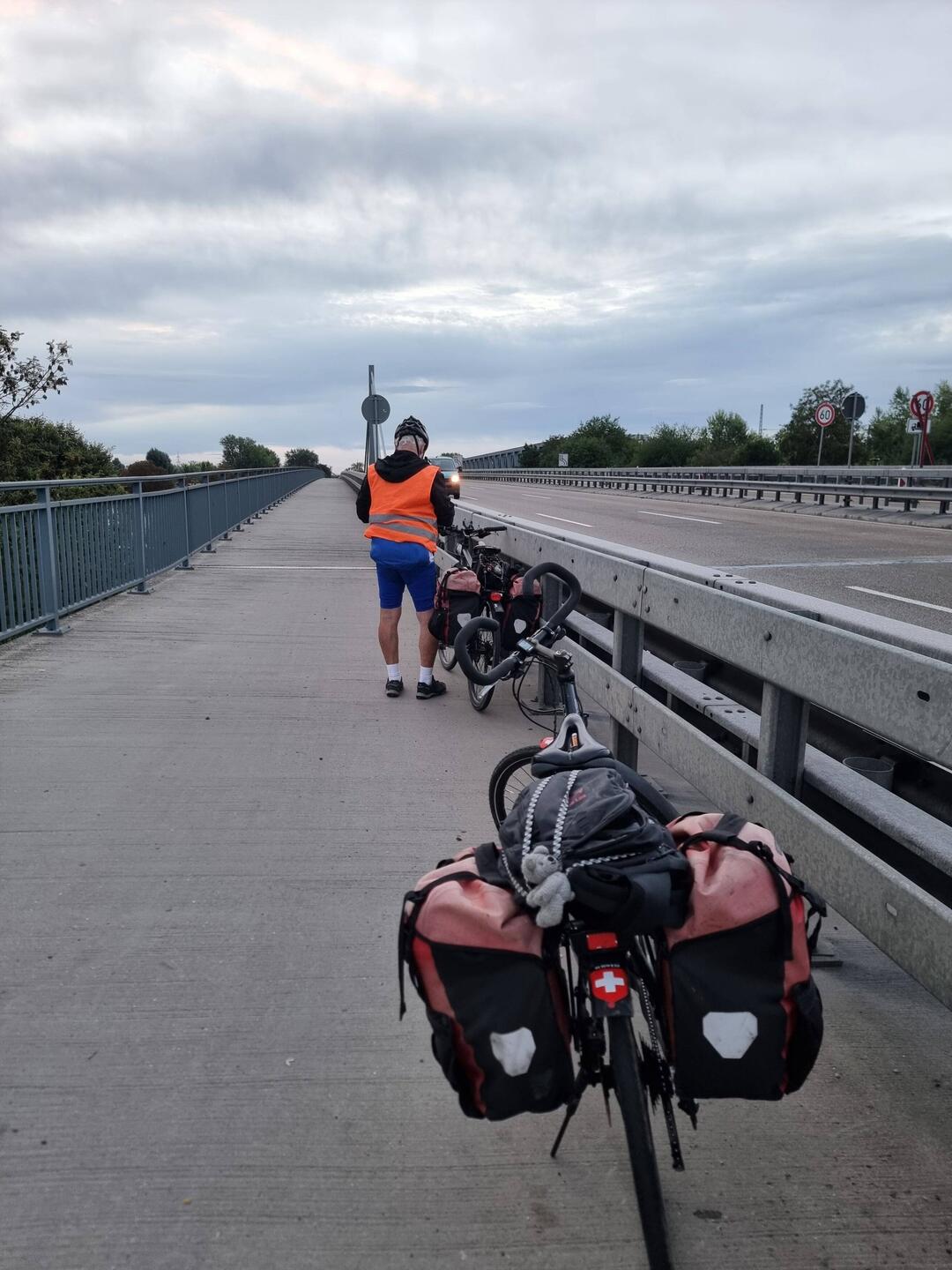 Auf der Brücke neben der Autobahn