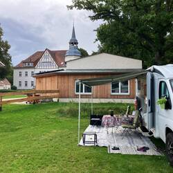 Im "Schatten" des Schlosses ist unser 13. Platz unserer Reise