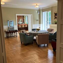 Café und dahinter die Bar