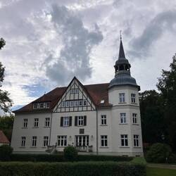 das (ehem. Jagd-)Schloss Sigrön. Hotel, Restaurant und Rezeption für Campingplatz