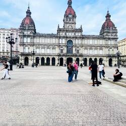 Espacio amplio y animado con cafés, eventos culturales y rica historia, rindiendo homenaje a la hero