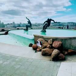 En honor a los surfistas que abundan en las playas de A Coruña