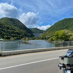 Staumauer mit weiterer Staumauer rechts
