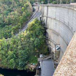 Staumauer mit Blick nach unten