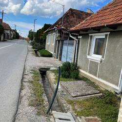 Wassergraben vor dem Haus