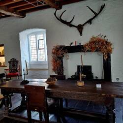 Hier hängt auch so ein prähistorisches Elchgeweih