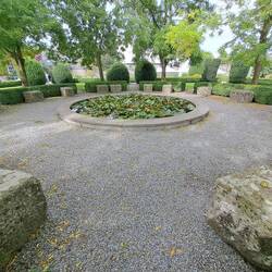 Die Reste einer Säule zu Ehren Nelsons, die seine größten Schlachten zeigte (aus Dublin)