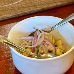 Also Vorspeise bekommen wir eine Art Knoblauch-Bohnen auf Kosten des Hauses
