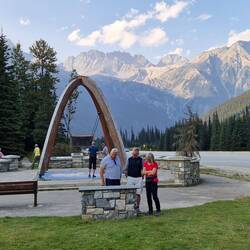 ....Denkmal auf dem Rogers Pass zum Andenken an die Lawinentoten im Jahre 1910....