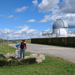 Planetarium am Planetenweg, auf der 🌞-🕑 g'schaut, wie spät es ist.