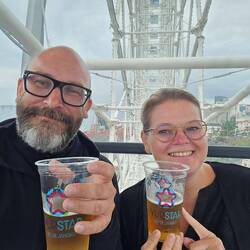 Prost vorm Riesenrad gibt es Popcorn und Getränke, damit man die 30 Minuten auch übersteht