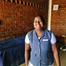 Sumi, im Hintergrund die Liege für die Ölmassagen