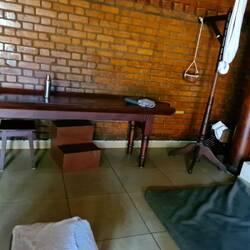 Die Holzliege für das Milchbad, der Galgen mit dem Topf für den Stirnguß