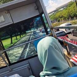 Auch mit dem Bus stehen wir im Stau