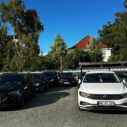 Beide Autos einmal rückwärts nach hinten einparken