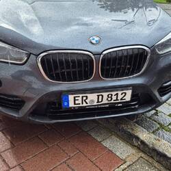 Etwas eingedrückter unterer Kühlergrill