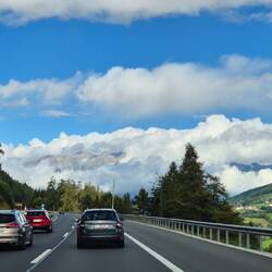 Auch unterwegs verstecken sich die Berge
