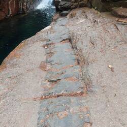 Basaltstreifen, der im Granit hochgedrückt wurde