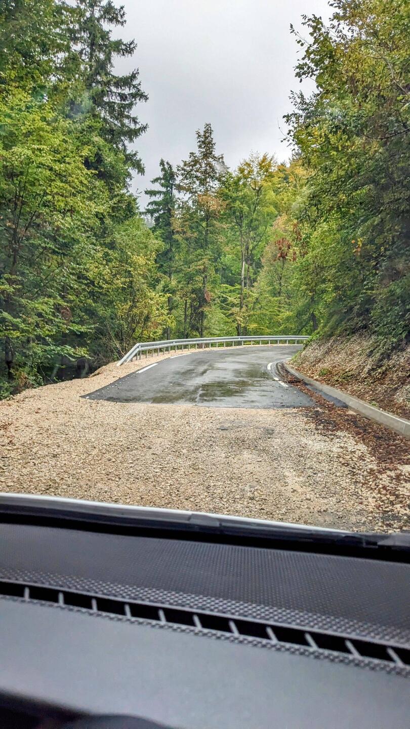 Hurra, Asphalt .... für etwa 80 Meter für eine Kurve
